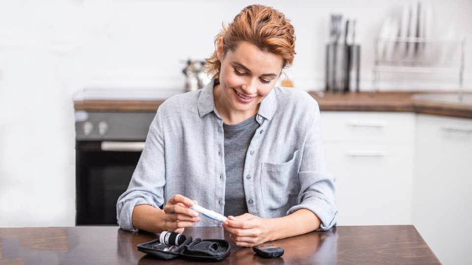 Mesa con alimentos naturales ricos en minerales y micronutrientes