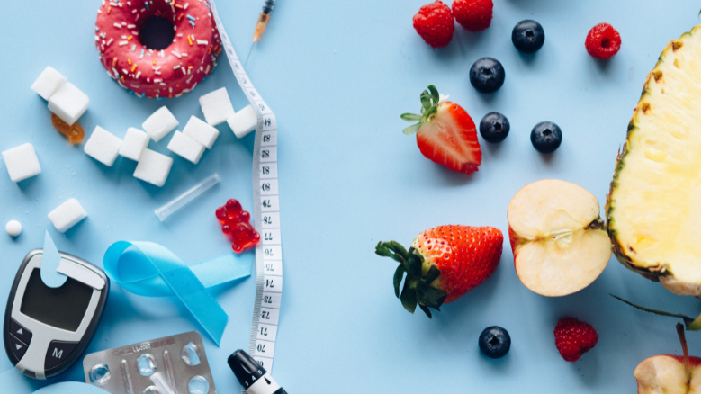 Ingredientes naturales variados sobre una superficie de madera